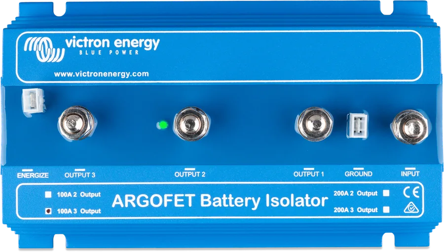 Argofet od przodu — niebieska obudowa z radiatorem, śruby M8 wejścia i wyjść, zaciski energize i ground, dioda LED