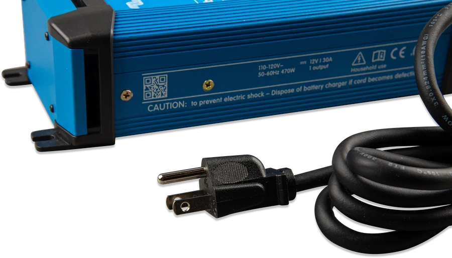 Blue Smart IP22 leżący na boku — etykieta z ostrzeżeniami i danymi wejścia/wyjścia