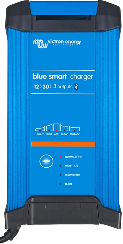 Blue Smart IP22 12|30 z trzema wyjściami — przód z diodami stanu ładowania