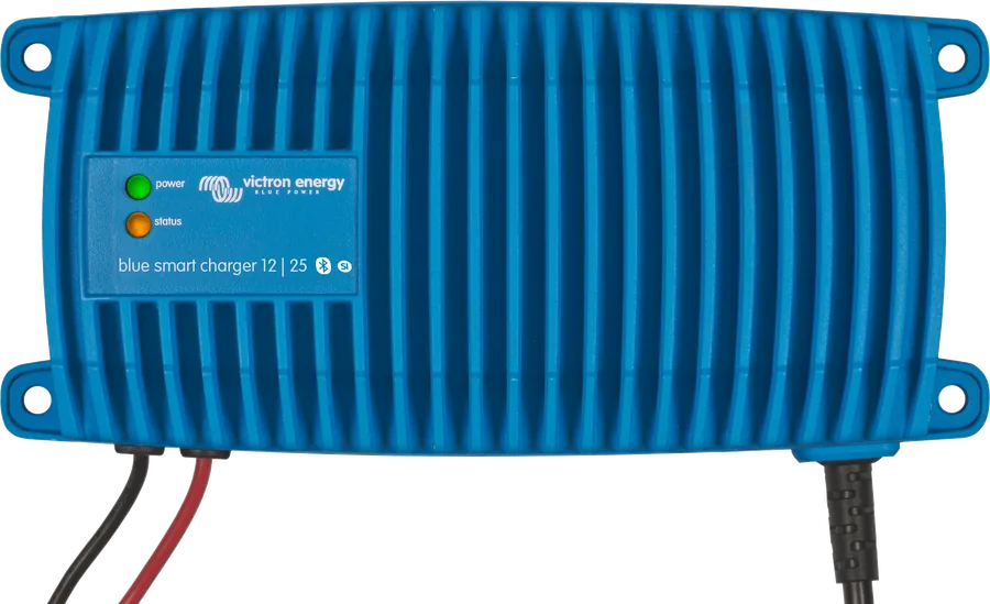 Blue Smart IP67 Charger 12/25 od góry — żebrowana aluminiowa obudowa, diody POWER i STATUS, przewody wychodzące od dołu