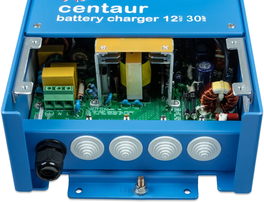Centaur 12/30 ze zdjętą dolną pokrywą — płytka, zaciski i dławnice przewodów