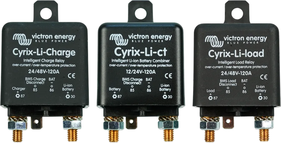Trzy łączniki Cyrix-Li 120 A obok siebie — Cyrix-Li-Charge, Cyrix-Li-ct i Cyrix-Li-load
