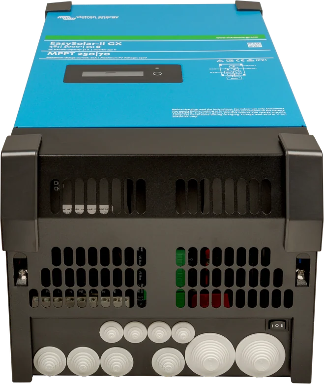 EasySolar-II GX 48 V 3 kVA — komora przyłączy z założoną pokrywą i dławikami