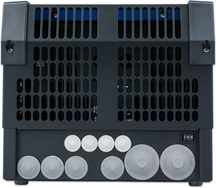 EasySolar-II GX od spodu — dławiki kablowe i kratki wentylacyjne