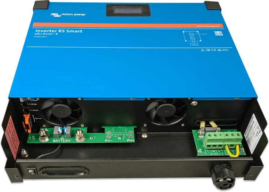Inverter RS Smart z otwartym cokołem — dwa wentylatory, zaciski baterii i dławik kabla AC