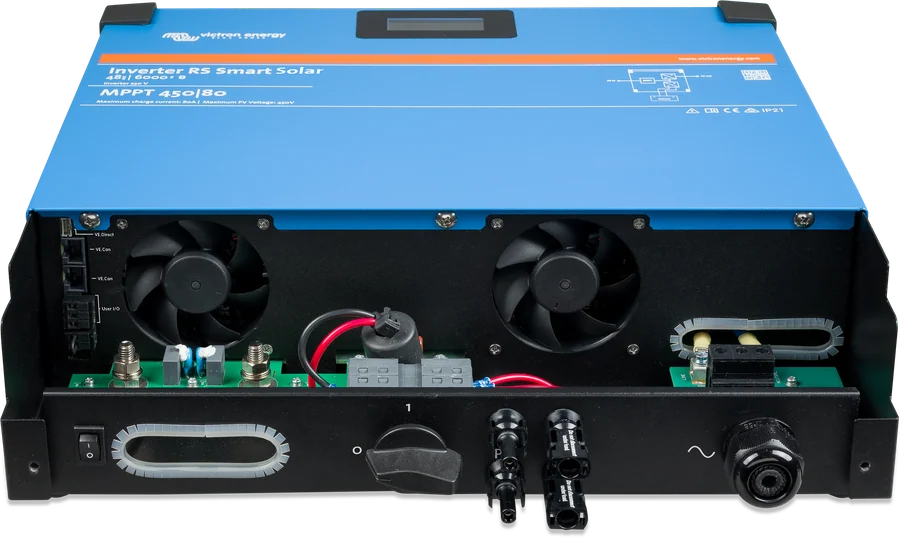 Inverter RS Smart Solar z otwartym cokołem — widoczne złącza MC4 wejścia PV, których nie ma model bez solara