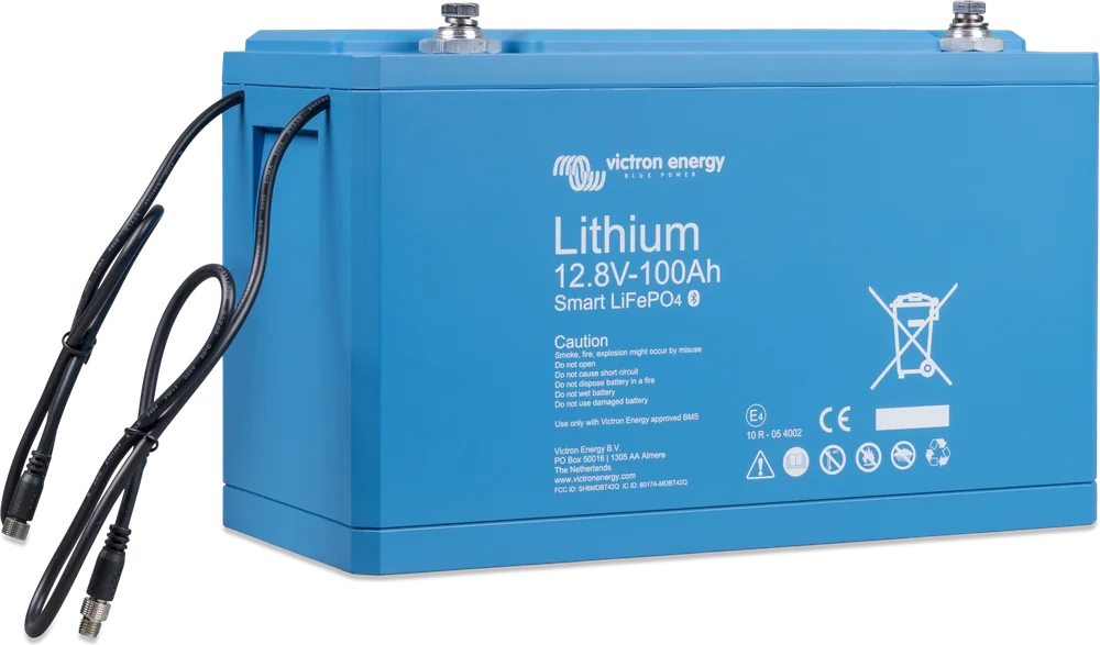 LiFePO4 12,8 V 100 Ah Smart — widok z boku, przewody BMS z wtykami M8