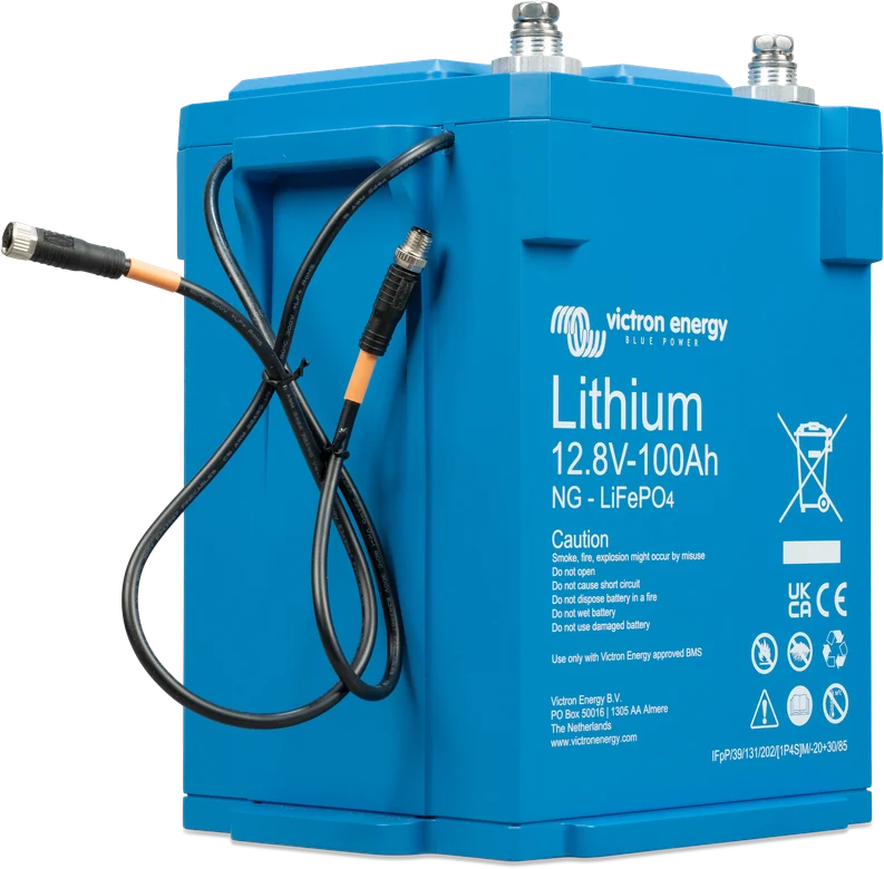 Bateria Lithium NG 12,8 V / 100 Ah — widok pod kątem, zaciski M8 i przewód komunikacyjny