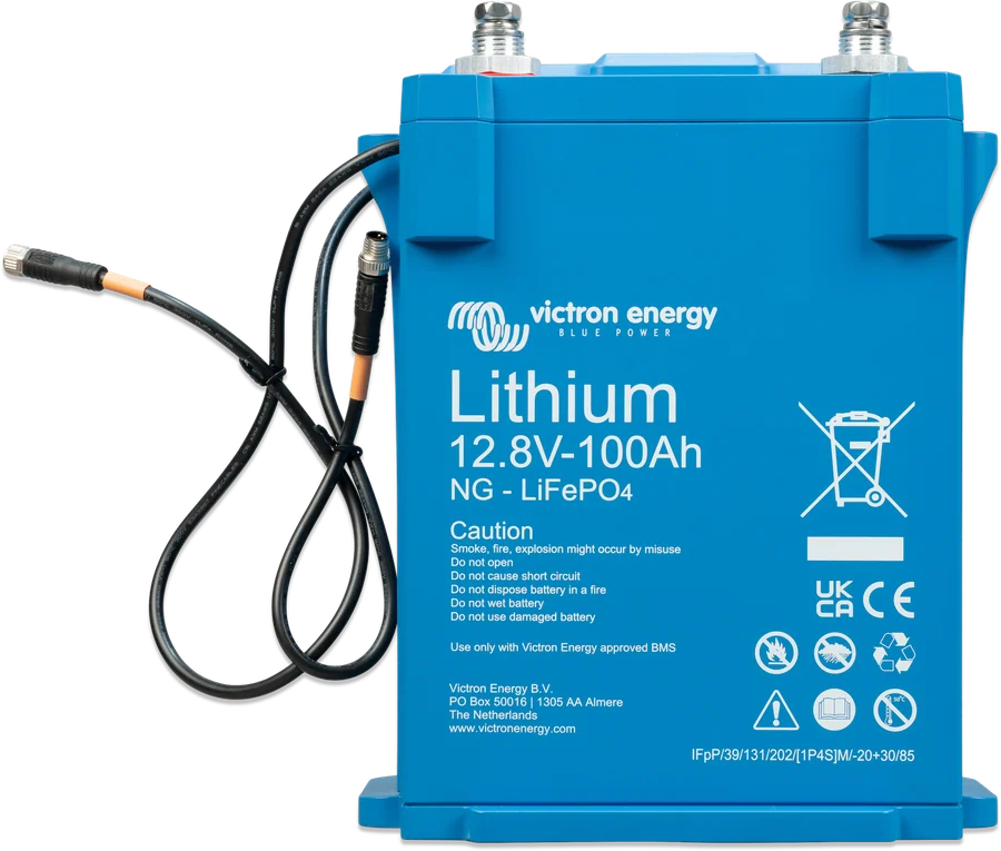 Lithium NG 12,8 V / 100 Ah — etykieta z danymi i ostrzeżeniami, zaciski M8 na górze