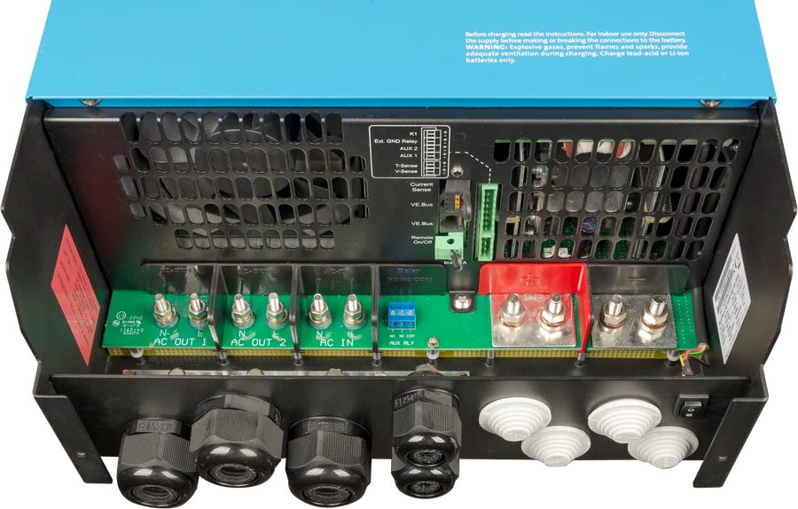 MultiPlus-II 48 V 10 kVA — przedział przyłączy z grubymi zaciskami baterii i dławicami