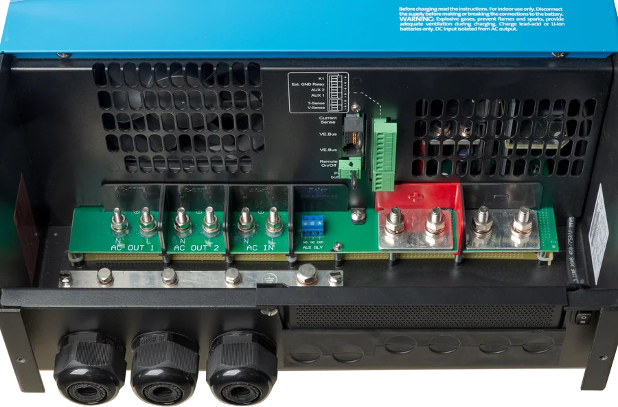 MultiPlus-II 48 V 15 kVA — zaciski baterii i trzy duże dławice kablowe