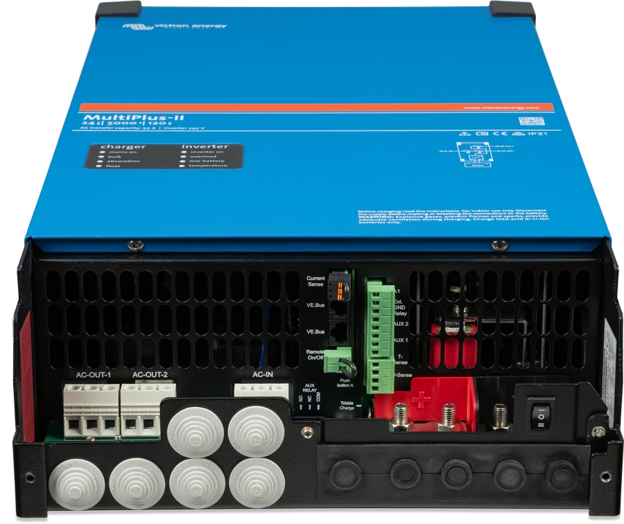 MultiPlus-II 24 V 5 kVA — cały przedział przyłączy ze zdjętą pokrywą