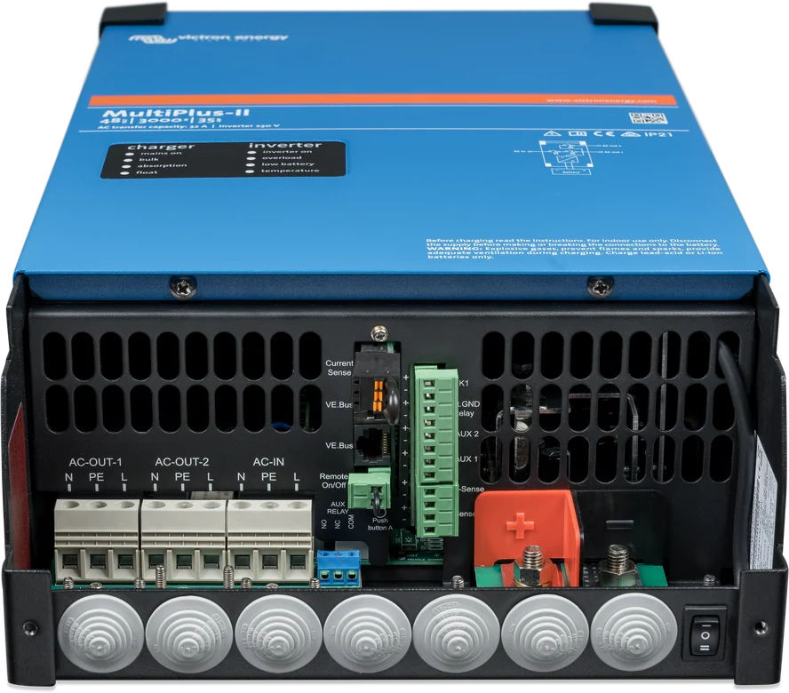 MultiPlus-II 48 V 3 kVA — przedział przyłączy: listwy AC-OUT-1, AC-OUT-2 i AC-IN, zaciski baterii i styki pomocnicze
