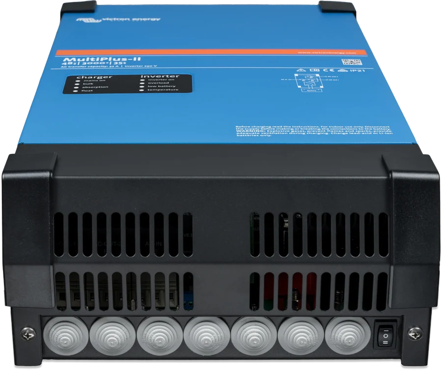 MultiPlus-II 48 V 3 kVA pod kątem — zdjęta pokrywa przedziału przyłączy