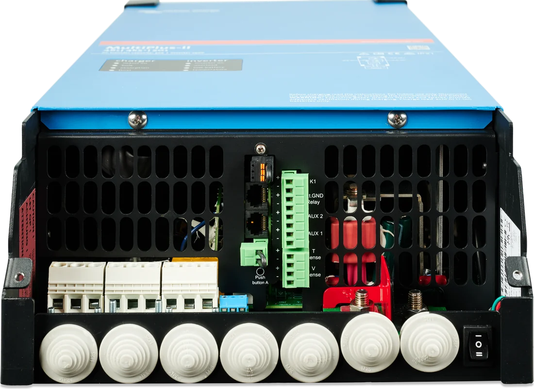 MultiPlus-II 48 V 4,5 kVA — otwarta pokrywa serwisowa