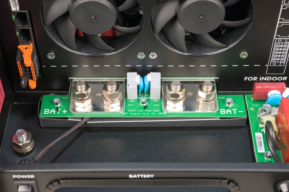 Przyłącza baterii BAT+ i BAT− w MPPT RS 450/200