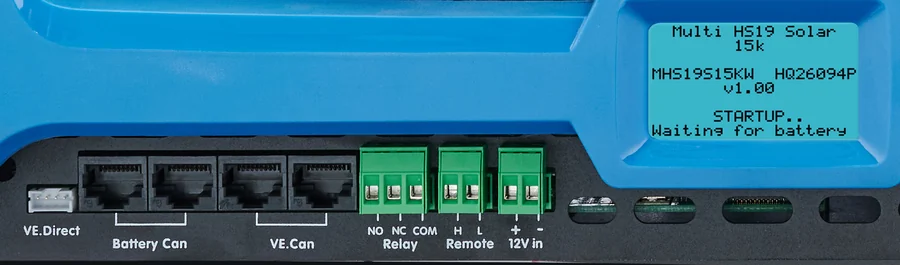 Złącza komunikacji z przodu: VE.Direct, Battery CAN, VE.Can, przekaźnik, Remote, 12V in i wyświetlacz