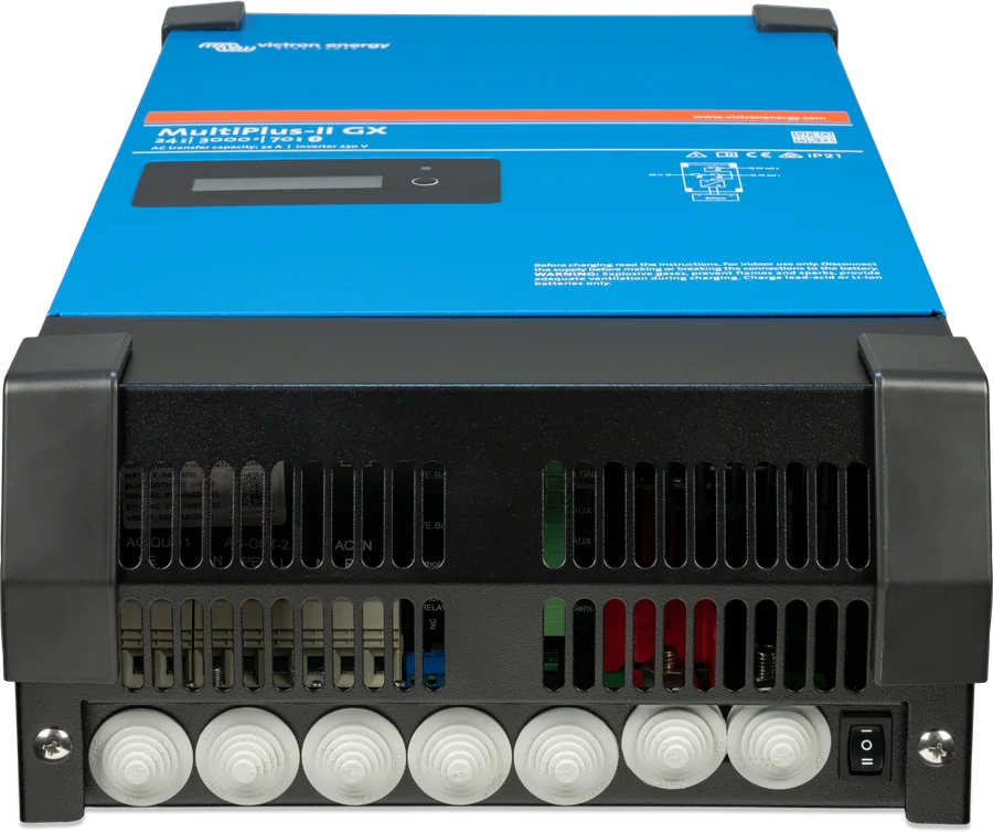 MultiPlus-II GX od spodu — dławiki kablowe wejść i wyjść