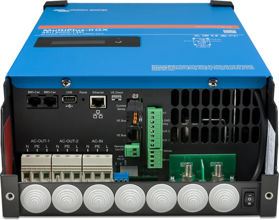 MultiPlus-II GX 48 V 3 kVA — komora przyłączy z listwami AC i zaciskami DC