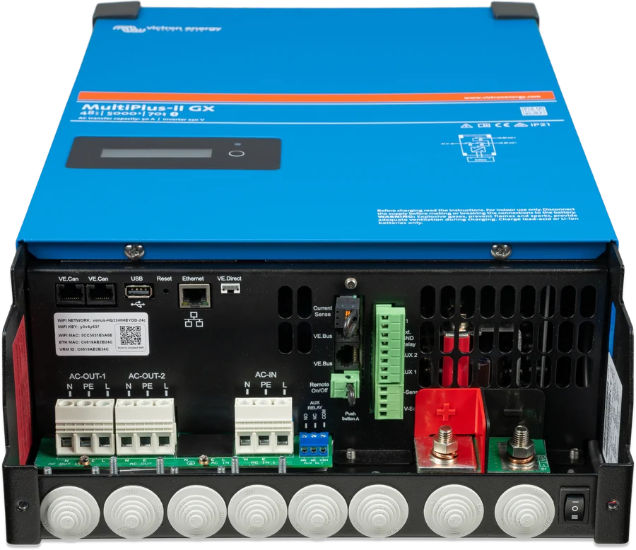 MultiPlus-II GX 48 V 5 kVA ze zdjętą pokrywą serwisową — listwy AC i zaciski baterii