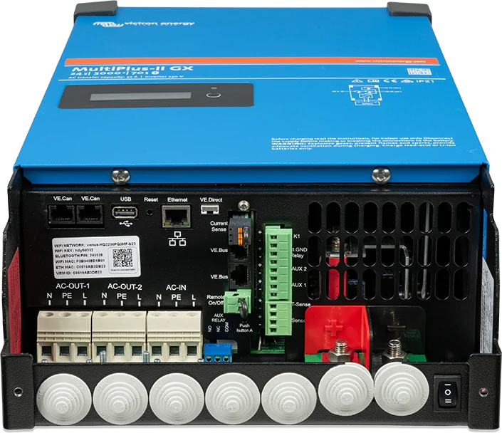 MultiPlus-II GX ze zdjętą pokrywą — gniazda CAN, USB, Ethernet i VE.Direct, listwy AC-OUT-1, AC-OUT-2 i AC-IN oraz zaciski baterii