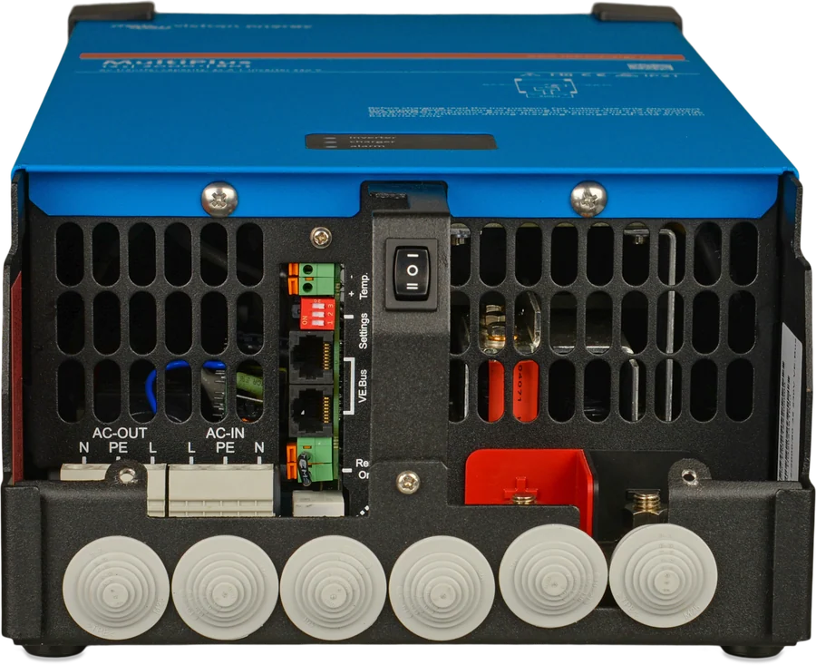 MultiPlus 12|2000 od spodu z otwartą osłoną — zaciski AC-IN i AC-OUT, listwa i dławiki kablowe