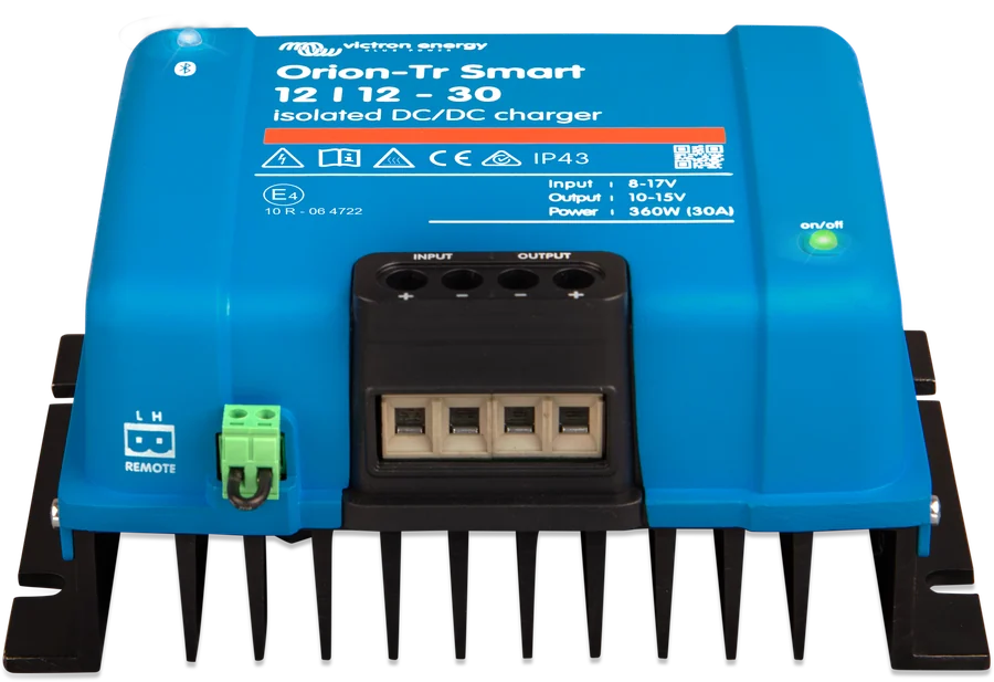 Orion-Tr Smart 12/12-30 (izolowany) od strony przyłączy: złącze REMOTE z fabrycznym mostkiem (L po lewej, H po prawej), obok zaciski wejścia i wyjścia, po prawej zielona dioda stanu.