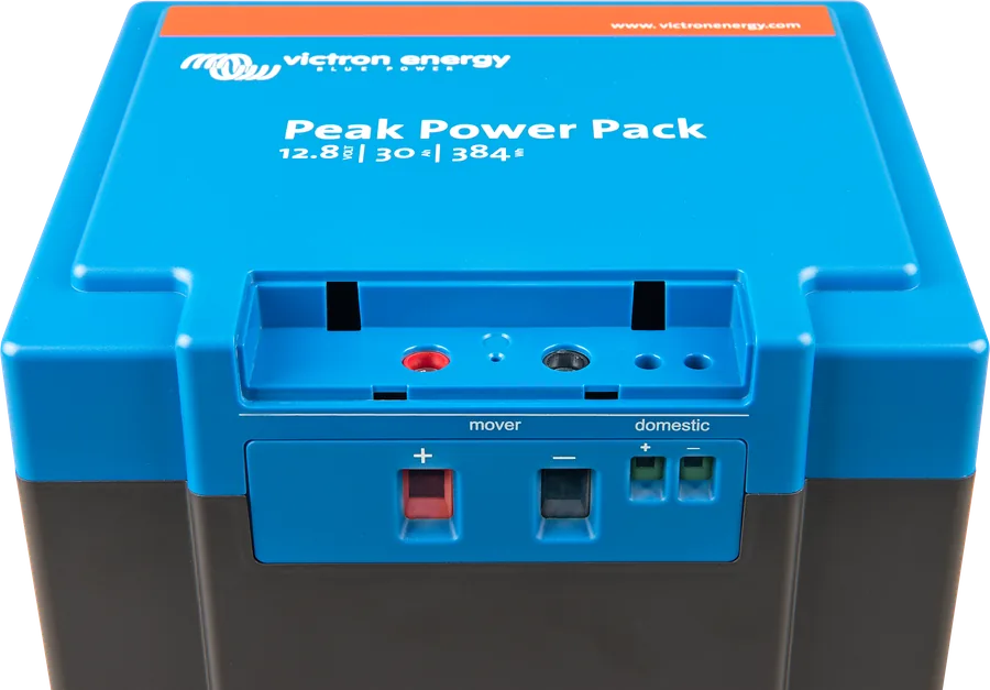 Peak Power Pack 12,8 V 30 Ah pod kątem — niebieska pokrywa i panel złączy z zaciskami mover i domestic
