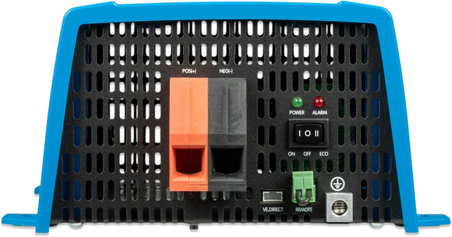 Phoenix Inverter VE.Direct od strony zasilania: zaciski baterii, diody POWER i ALARM, przełącznik ON/OFF/ECO (I, O, II), port VE.Direct i złącze remote z fabrycznym mostkiem.