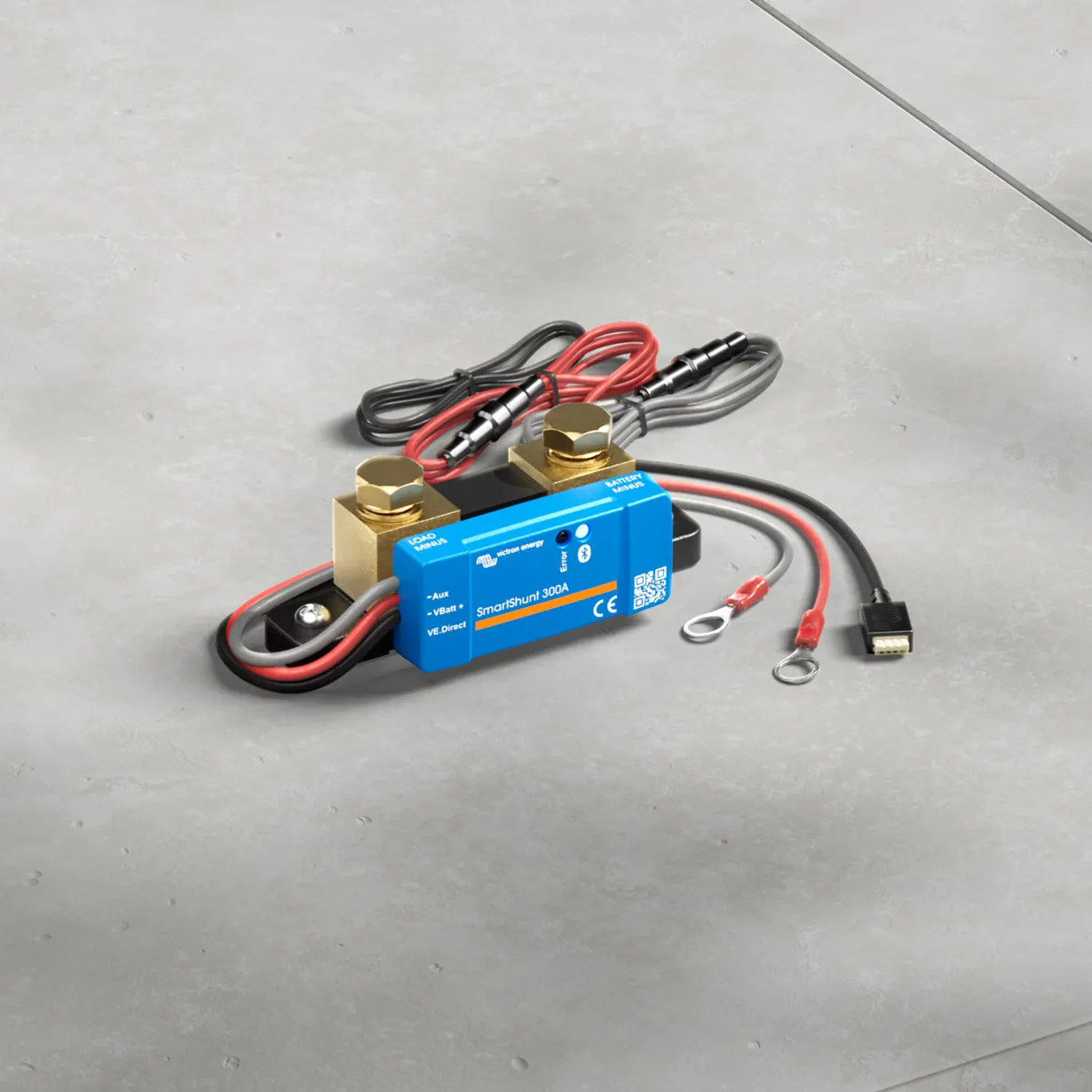 SmartShunt IP65 300 A z przewodami na betonowej płycie