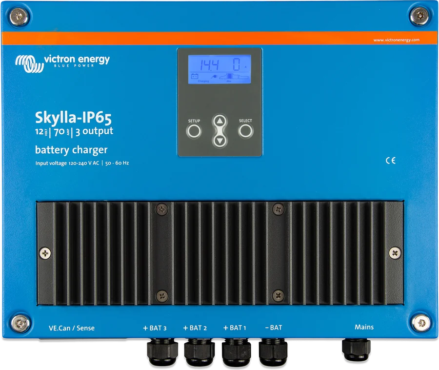Skylla-IP65 12/70 (3) z przodu — wyświetlacz LCD, przyciski i opisy zacisków VE.Can, BAT1–BAT3, sieć