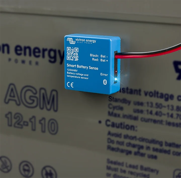 Smart Battery Sense przygotowany do montażu — taśma montażowa z tyłu obudowy