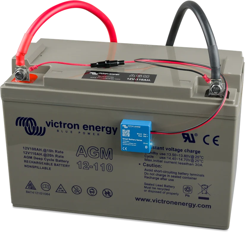 Smart Battery Sense przyklejony do obudowy baterii, z przewodami na zaciskach