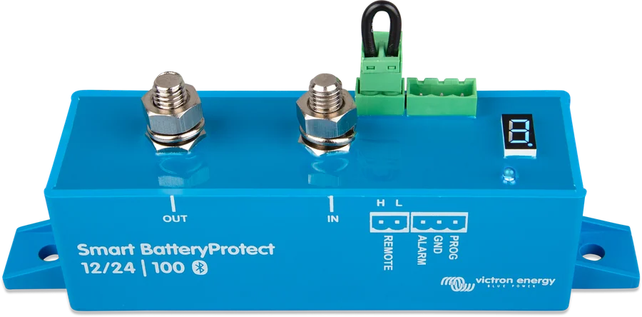 Smart BatteryProtect 100 A pod kątem — oznaczenia zacisków IN, OUT i wejść sterujących