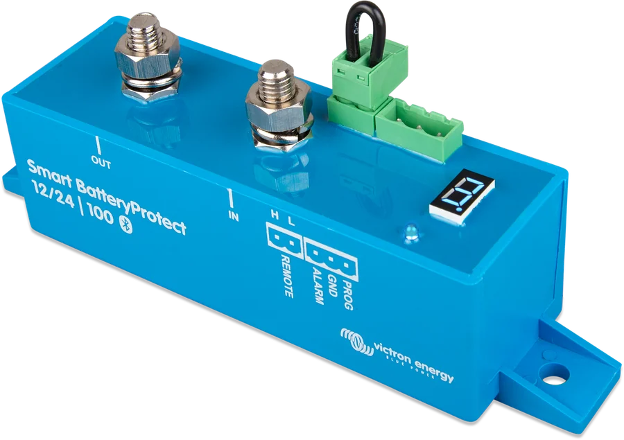 Smart BatteryProtect 12/24 V 100 A: zaciski IN (bateria) i OUT (odbiorniki), złącze REMOTE z fabrycznym mostkiem (H, L), złącze ALARM, GND i PROG oraz wyświetlacz.