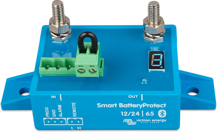 Smart BatteryProtect 12/24 V 65 A — zaciski IN i OUT, listwa PROG/GND/ALARM/REMOTE i wyświetlacz kodów