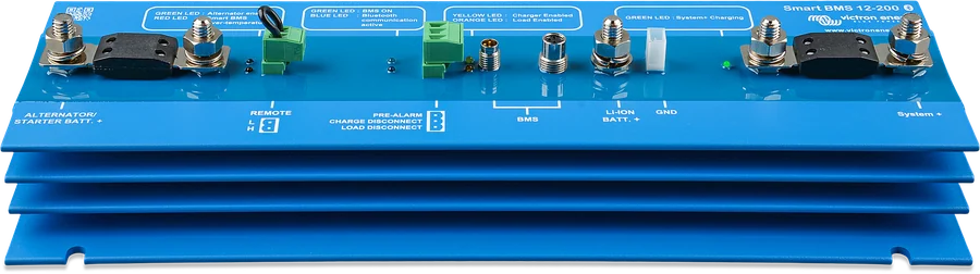 Smart BMS 12/200 pod kątem — zaciski M8 i bezpiecznik Megafuse