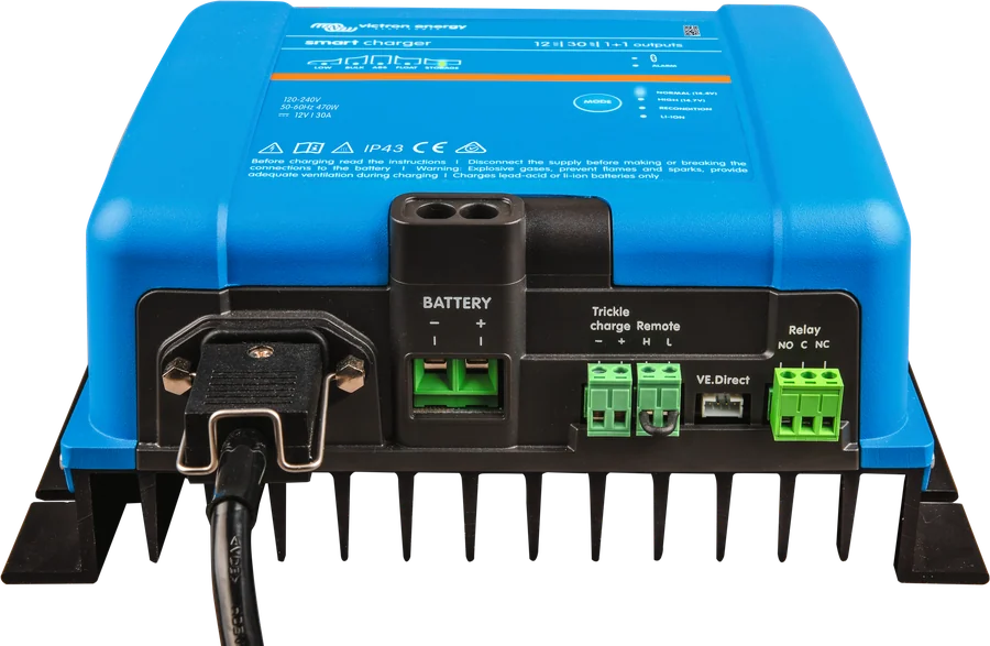 Phoenix Smart IP43 — strona przyłączy: zaciski BATTERY, wyjście Trickle charge, złącze Remote i port VE.Direct