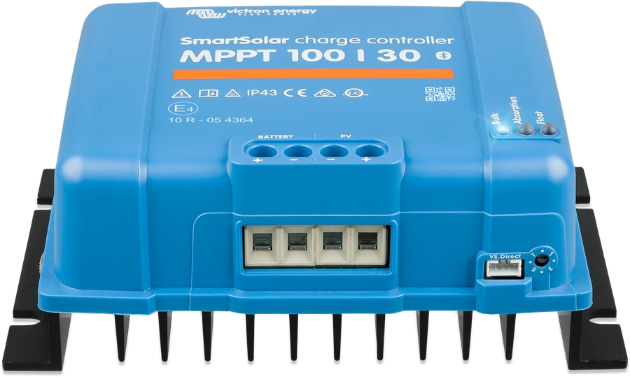 SmartSolar MPPT 100|30 od przodu — cztery zaciski i gniazdo VE.Direct