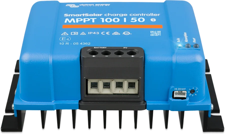 SmartSolar MPPT 100|50 od przodu — listwa zaciskowa i port VE.Direct