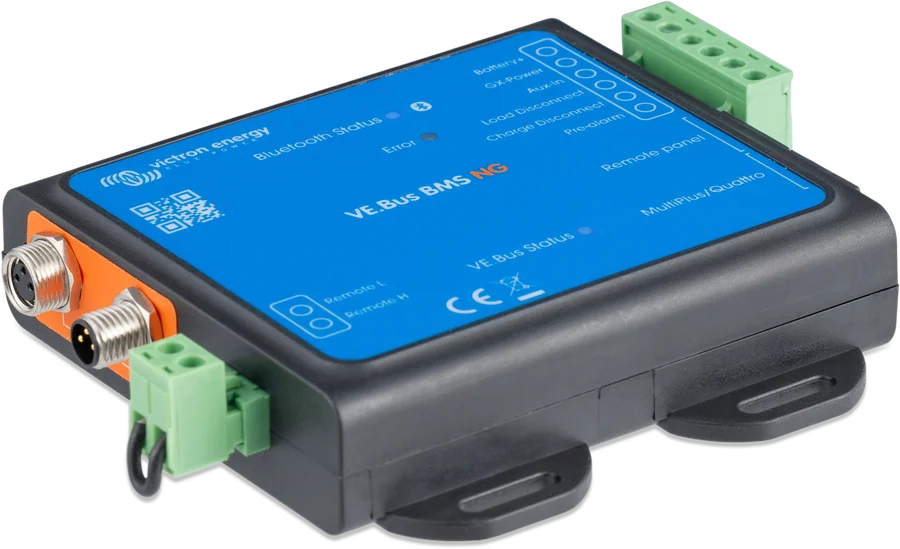 VE.Bus BMS NG pod kątem — obudowa z uchwytami montażowymi
