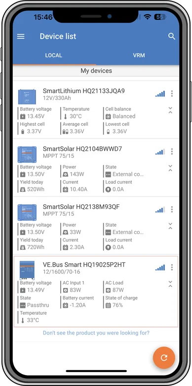Lista urządzeń w aplikacji VictronConnect — VE.Bus Smart Dongle obok baterii SmartLithium i regulatorów SmartSolar