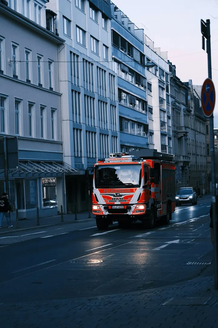 Wóz strażacki na ulicy miasta